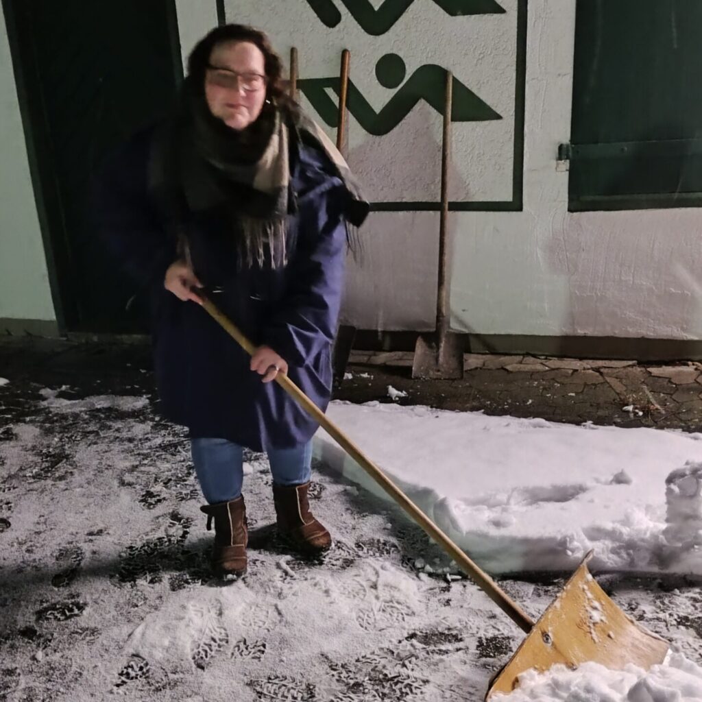 Conny beim Schneeschippen